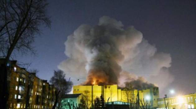 Пожар в Кемерово: камеры сняли открывающую двери кинозалов сотрудницу