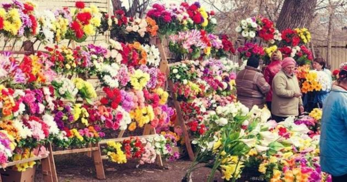 Живим же ви таке не даруєте:  церква КП закликає не нести на кладовища штучні квіти
