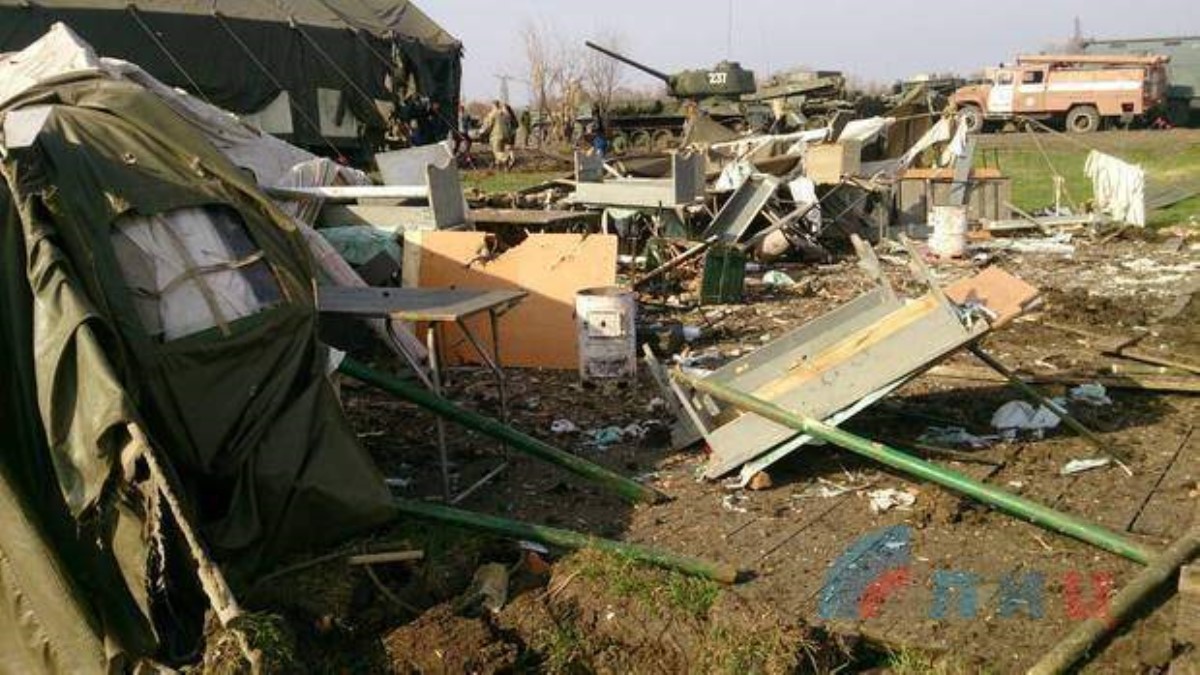 Под Луганском от взрыва взлетела в воздух техника боевиков