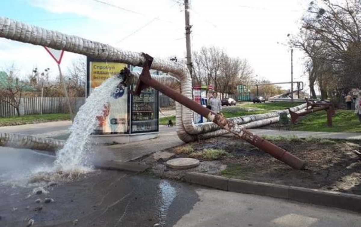 Внезапно упала: в Харькове рухнула наземная теплотрасса