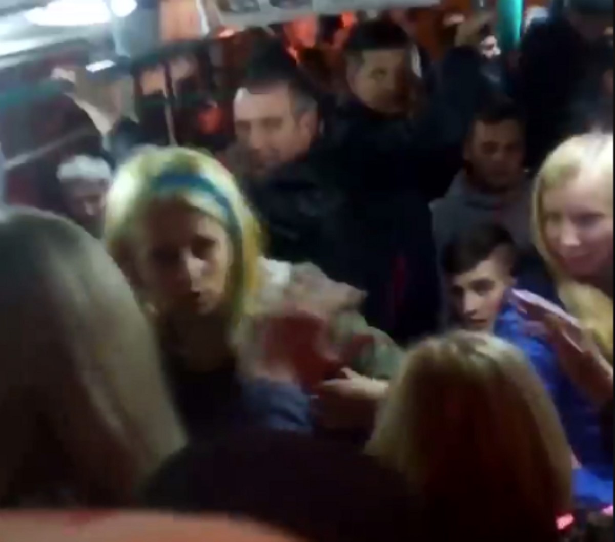 В харьковском троллейбусе произошел неприятный инцидент с пассажиркой. Видео