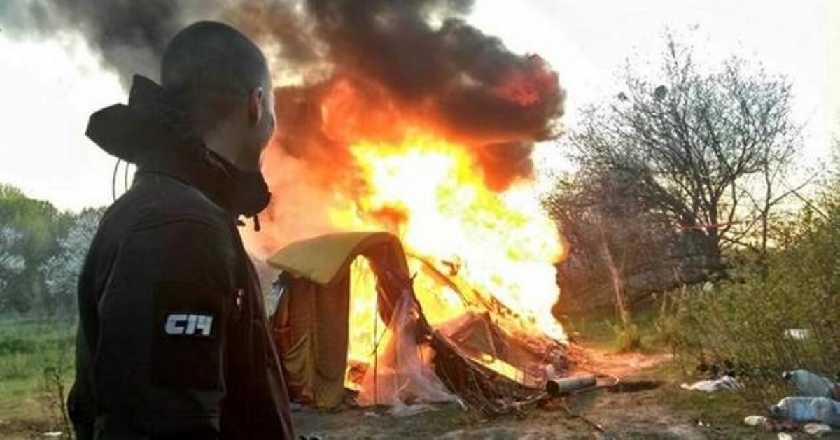 Радикалы заявили о сожжении лагеря ромов в Киеве