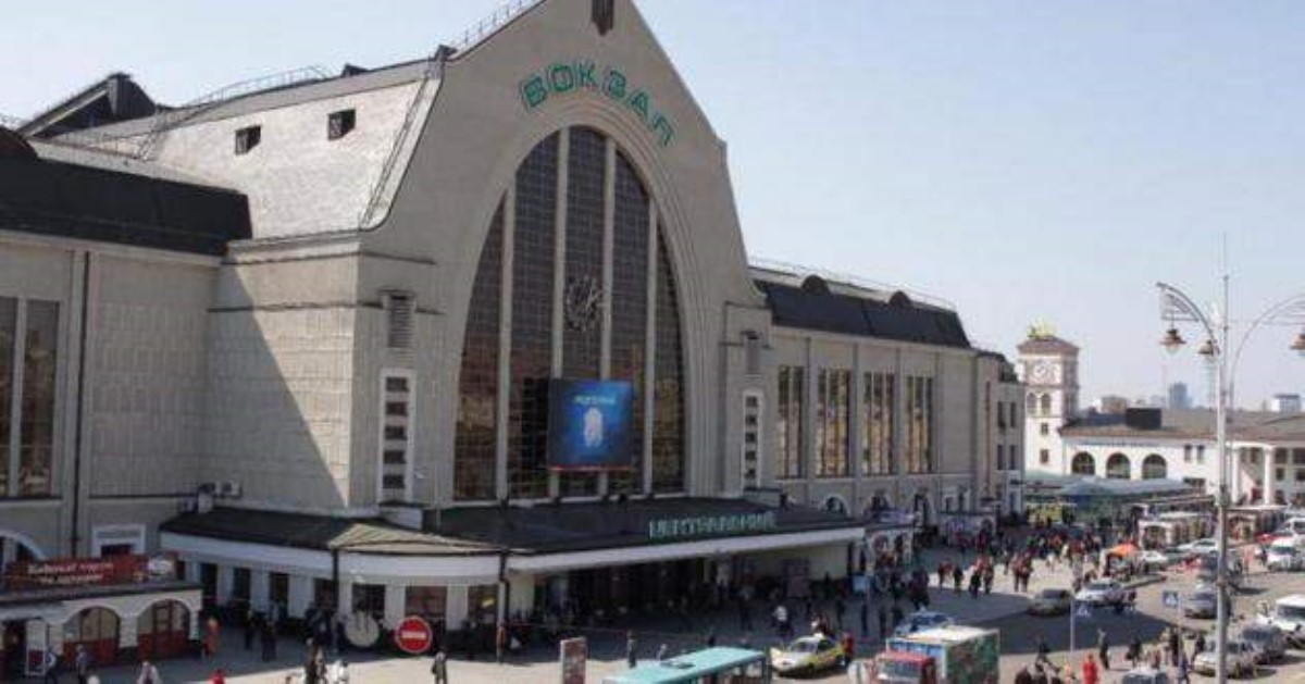 Душили двое: в Киеве на вокзале напали на женщину