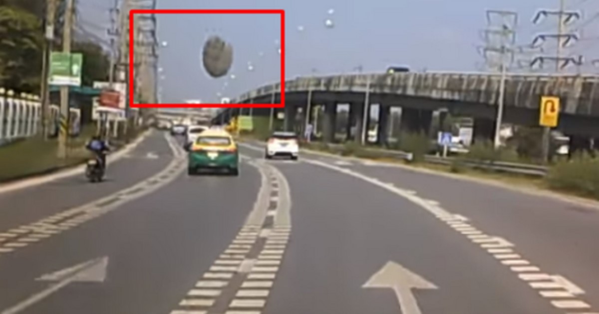 В Таиланде НЛО свалилось прямо на трассу: реальное видео