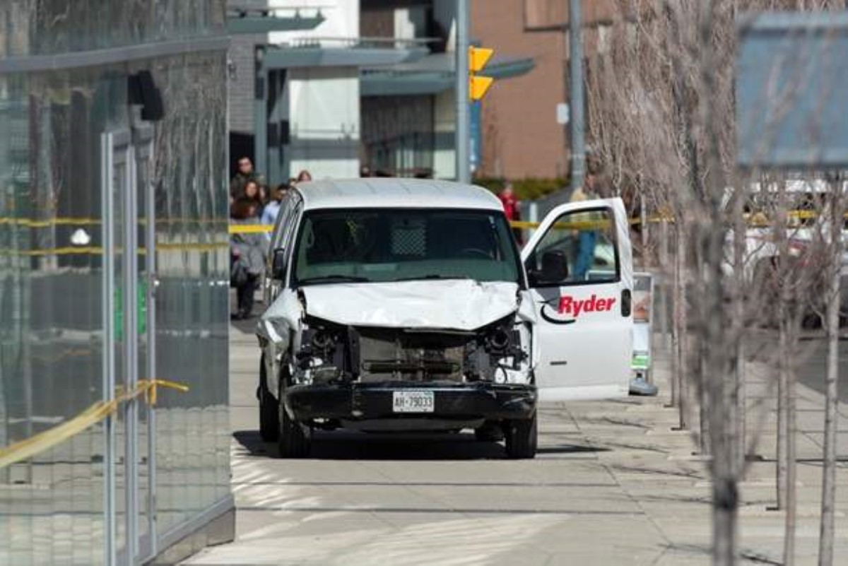 В Торонто возросло количество жертв после наезда микроавтобуса на пешеходов