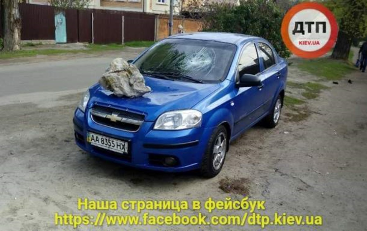 В Киеве на припаркованный автомобиль "уронили" очень тяжелый камень. Фото