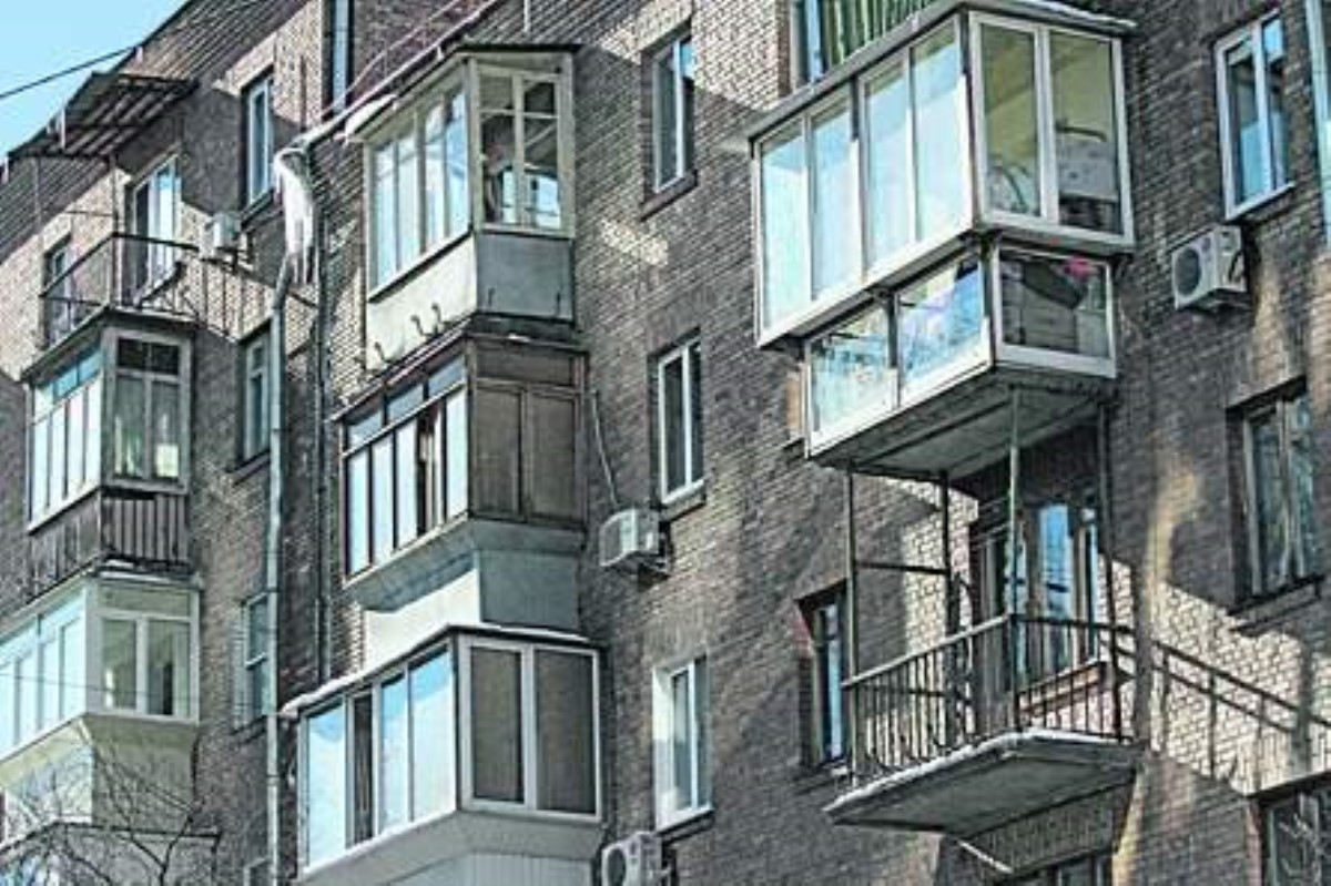 В Днепре демонтируют застекленные балконы