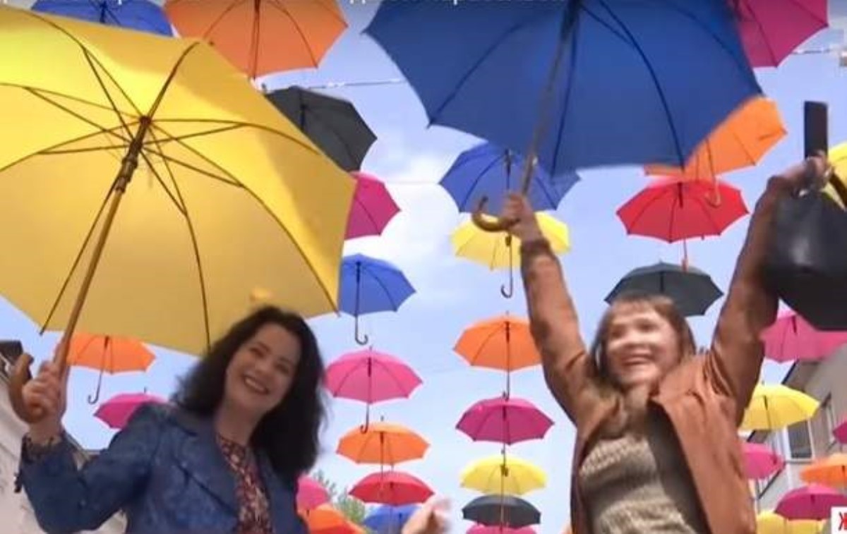 В Житомире улицу накрыли сотнями зонтиков. Видео