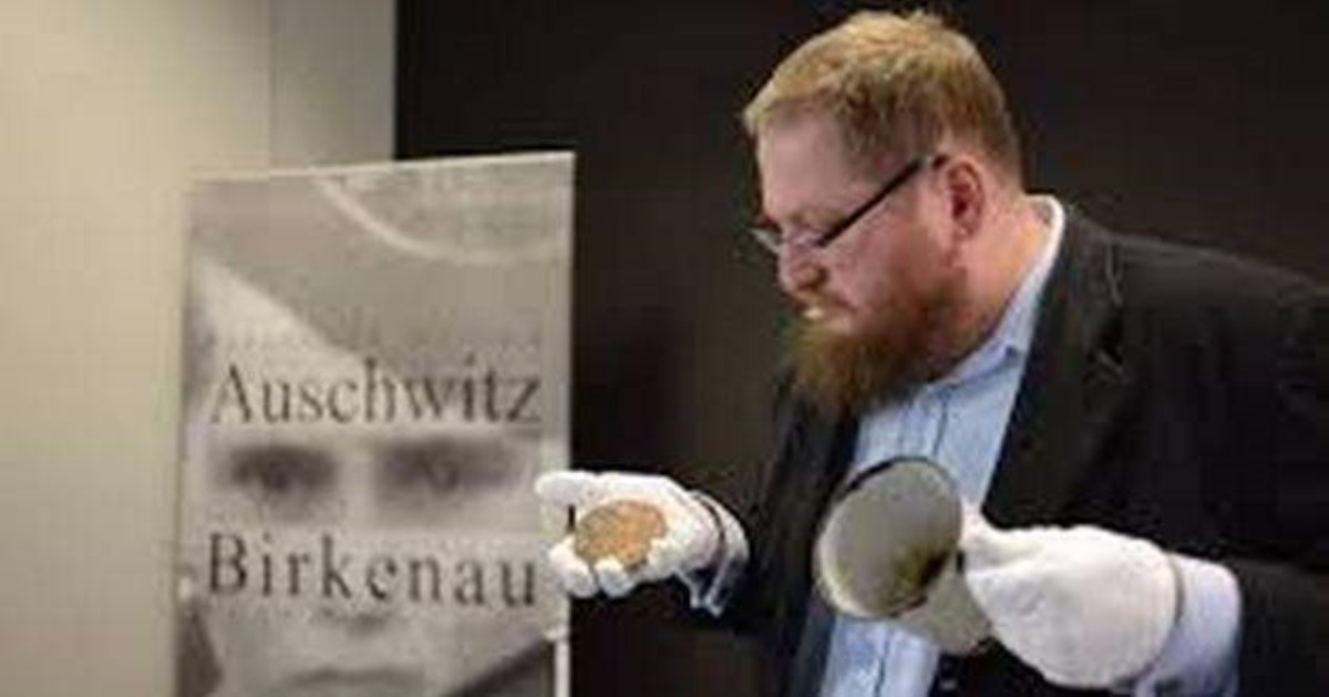 70 лет эта кружка стояла в музее Освенцима. Недавно, у нее отпало дно...