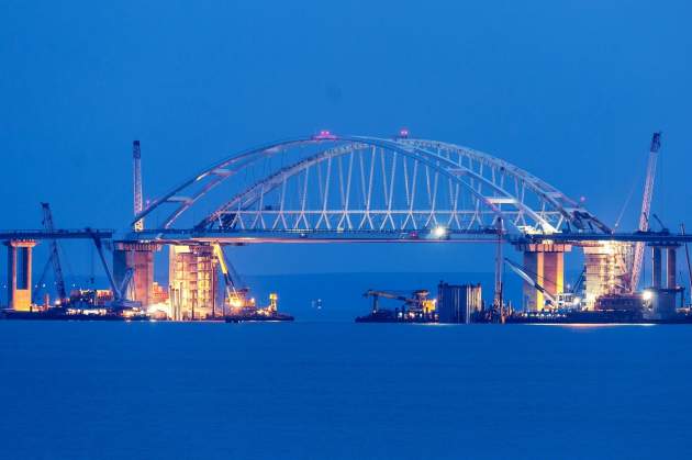 На Крымском мосту уже тестируют освещение автодороги