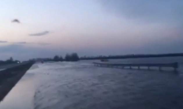 Трассу Киев-Харьков затопило, автомобили "тонут"