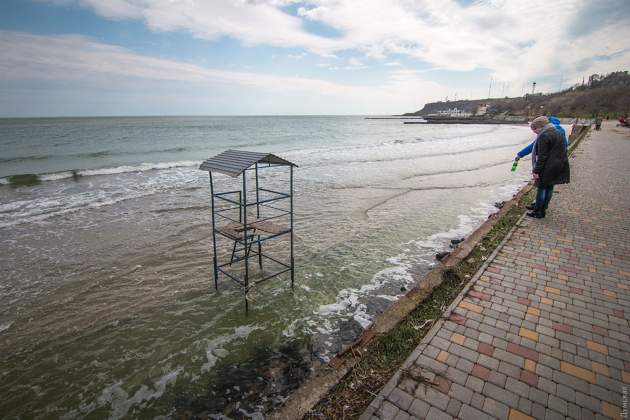В Одессе штормовое море уничтожило несколько пляжей. Фото