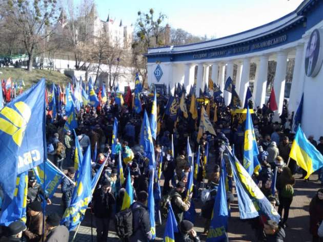 В центре Киева националисты направляются пикетировать Кабмин, Раду и АП