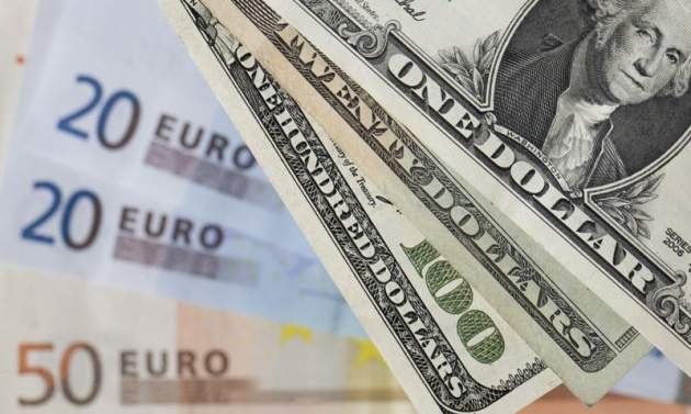 Украинцы массово сдают банкам валюту