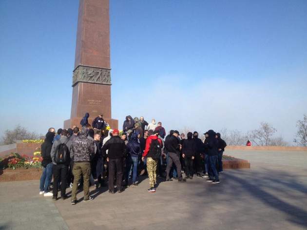 В Одессе радикалы жгли георгиевские ленты