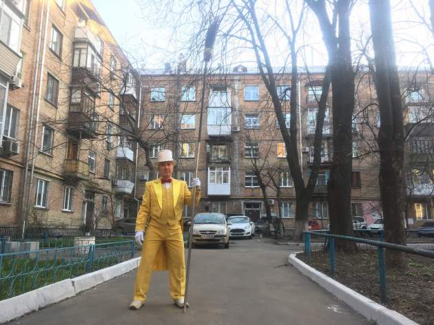 Киевский дворник, который метет улицы во фраке, приобрел желтый смокинг