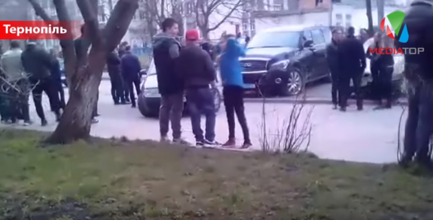 В Тернополе несколько десятков человек пытались отбить у полиции изъятый Infiniti