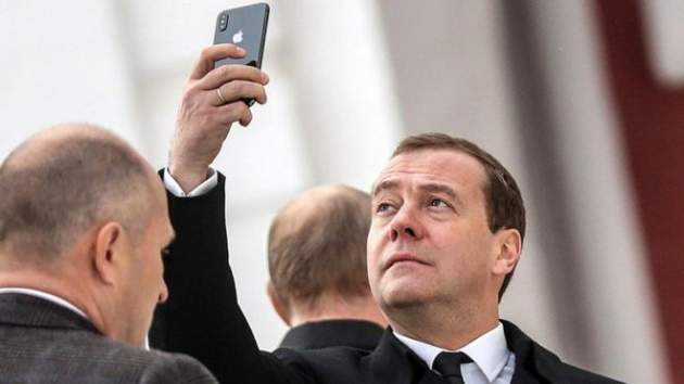 Медведев предложил запретить в РФ американские товары в ответ на санкции