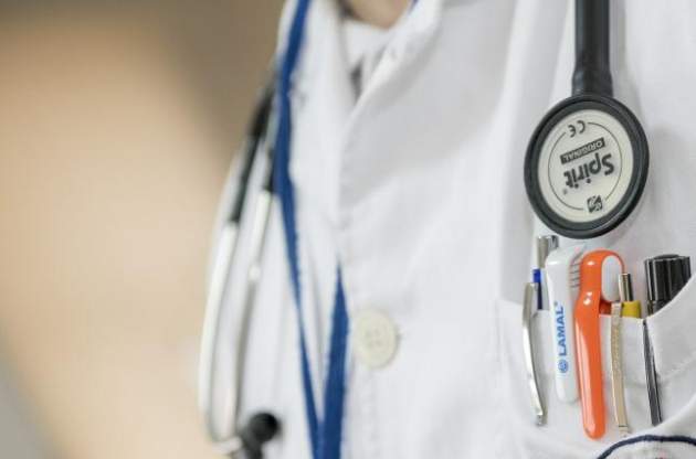 Польша упростит трудоустройство украинских врачей из-за нехватки медперсонала