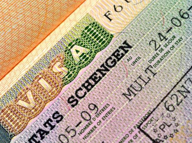 В Украине спрос на шенгенские визы упал вдвое