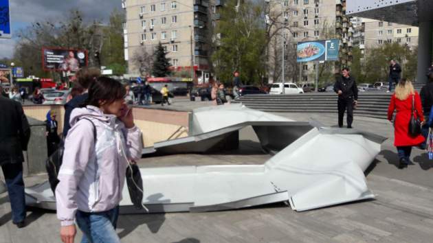 В Киеве конструкция нового ТЦ рухнула на женщину