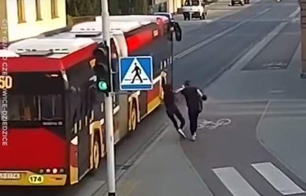 "Смешная" шутка: камера засняла, как девушка толкнула подругу под автобус