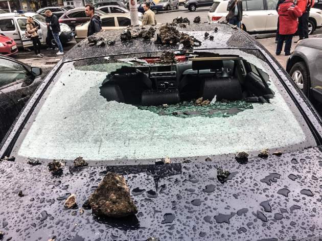 В Киеве "гейзер" уничтожил стоящие автомобили