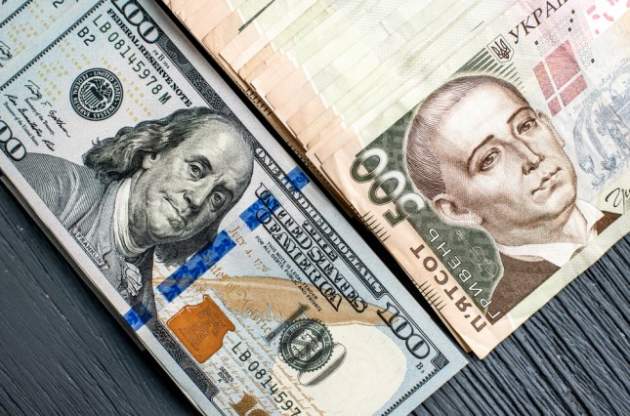 Официальная гривна ослабла к доллару и евро
