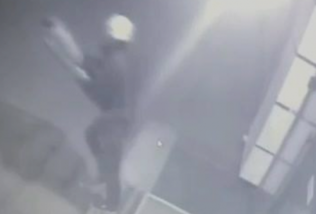В Киеве "парниша" с чулком на голове украл коврик под офисом. Видео
