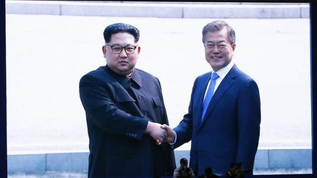Историческое рукопожатие. Как впервые встретились лидеры двух Корей