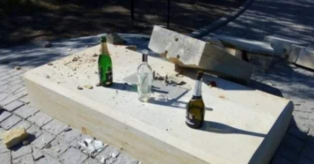 В Запорожье вандалы разбили памятник украинским героям