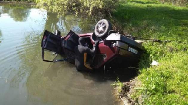 В Запорожской области авто упало в озеро: погибла женщина