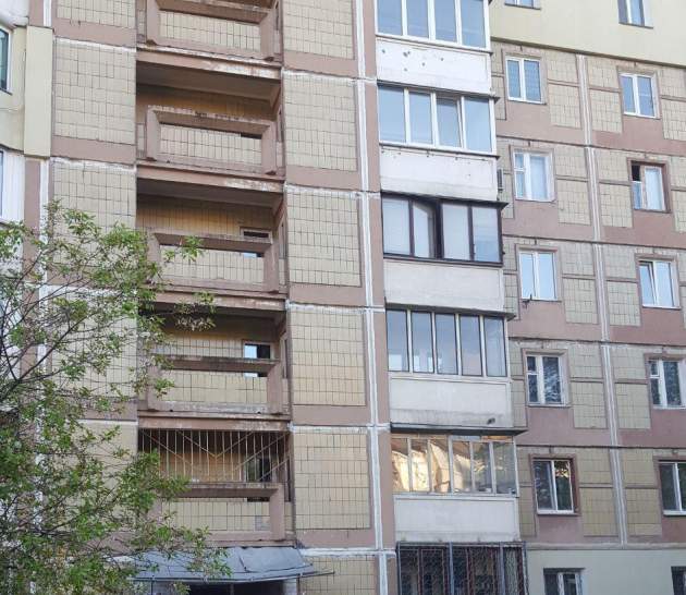 В Киеве молодая девушка выпрыгнула с шестого этажа
