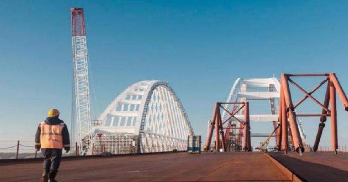 Бетонируют и красят: появились новые кадры со строительства Керченского моста