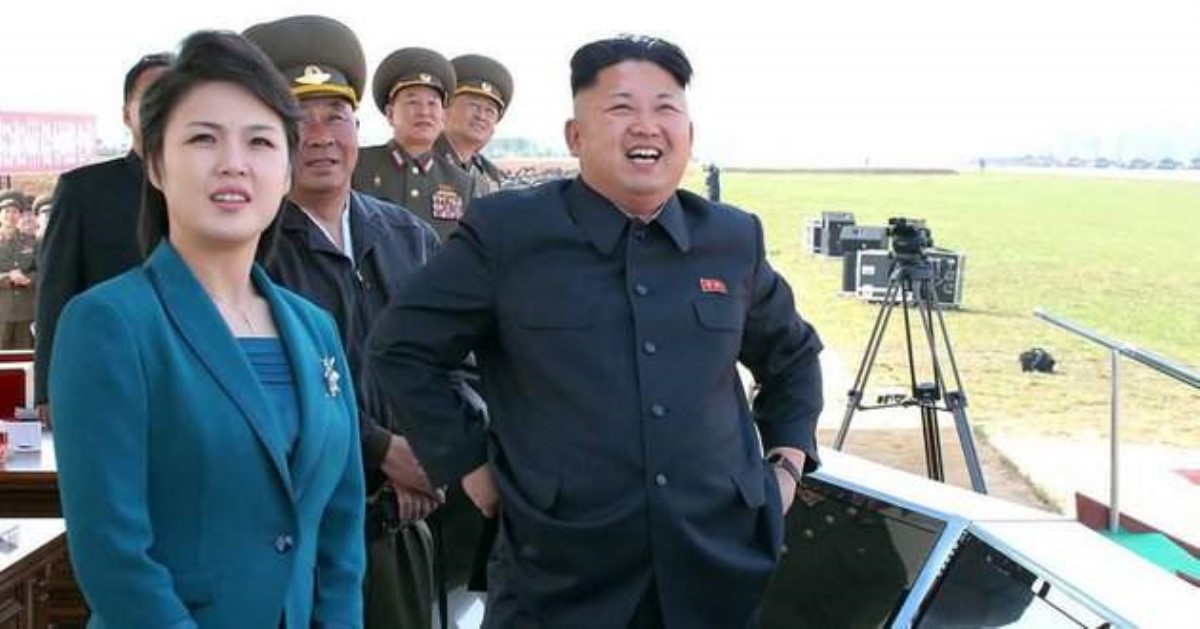 Ким Чен Ын оттолкнул фотографа из-за жены