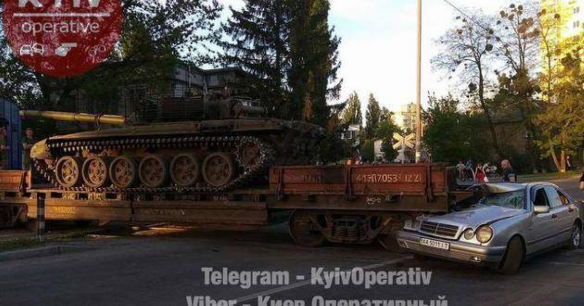 Перевозил танк: в Киеве произошло ДТП с поездом