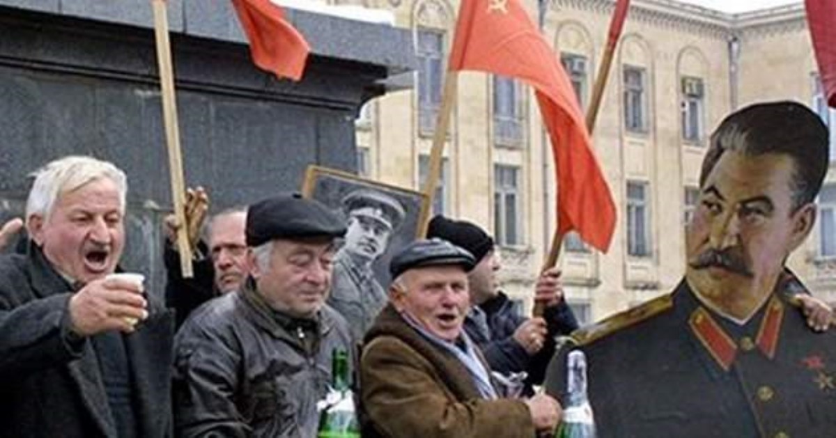 Победобесие на марше: сеть озадачило фото портрета Сталина в России