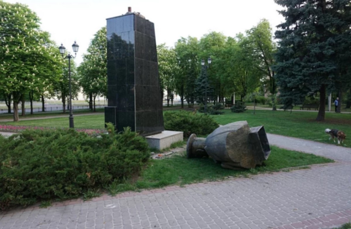 В Харькове повалили памятник советскому маршалу