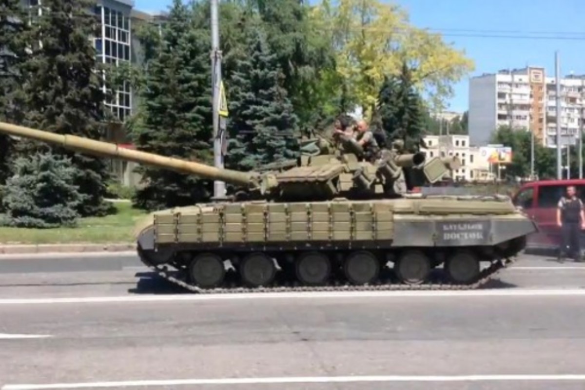 На улицы Донецка и Луганска вывели бронетехнику