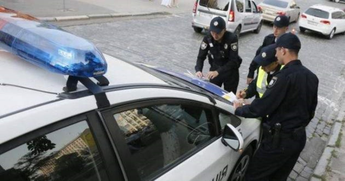 В столице 5 правоохранителей избили водителя ногами: видео попало в сеть