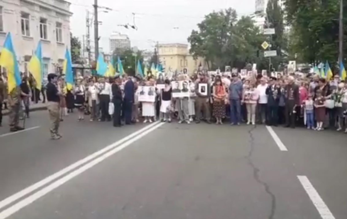 В Киеве началась акция "Бессмертный полк". Видео