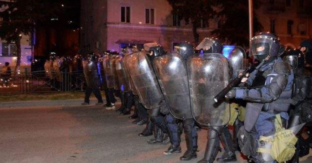 Бунт и драки с полицией: сотни силовиков стоят заслоном против наркоторговцев