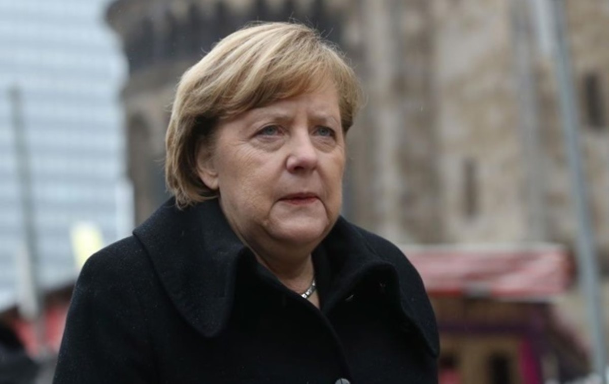 "Там гибнут люди": Меркель в Италии рассказала о войне на Донбассе