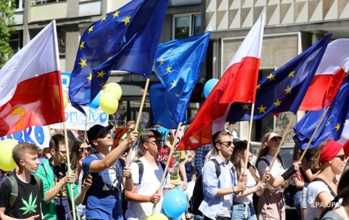 Тысячи поляков митинговали против политики властей