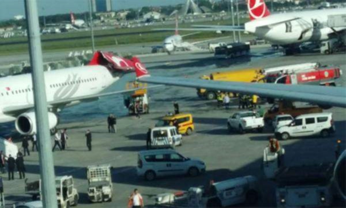 Столкновение самолетов в аэропорту попало на видео