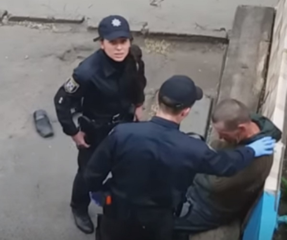 Топтались по босым ногам: в Сумах патрульные поиздевались над человеком. Видео