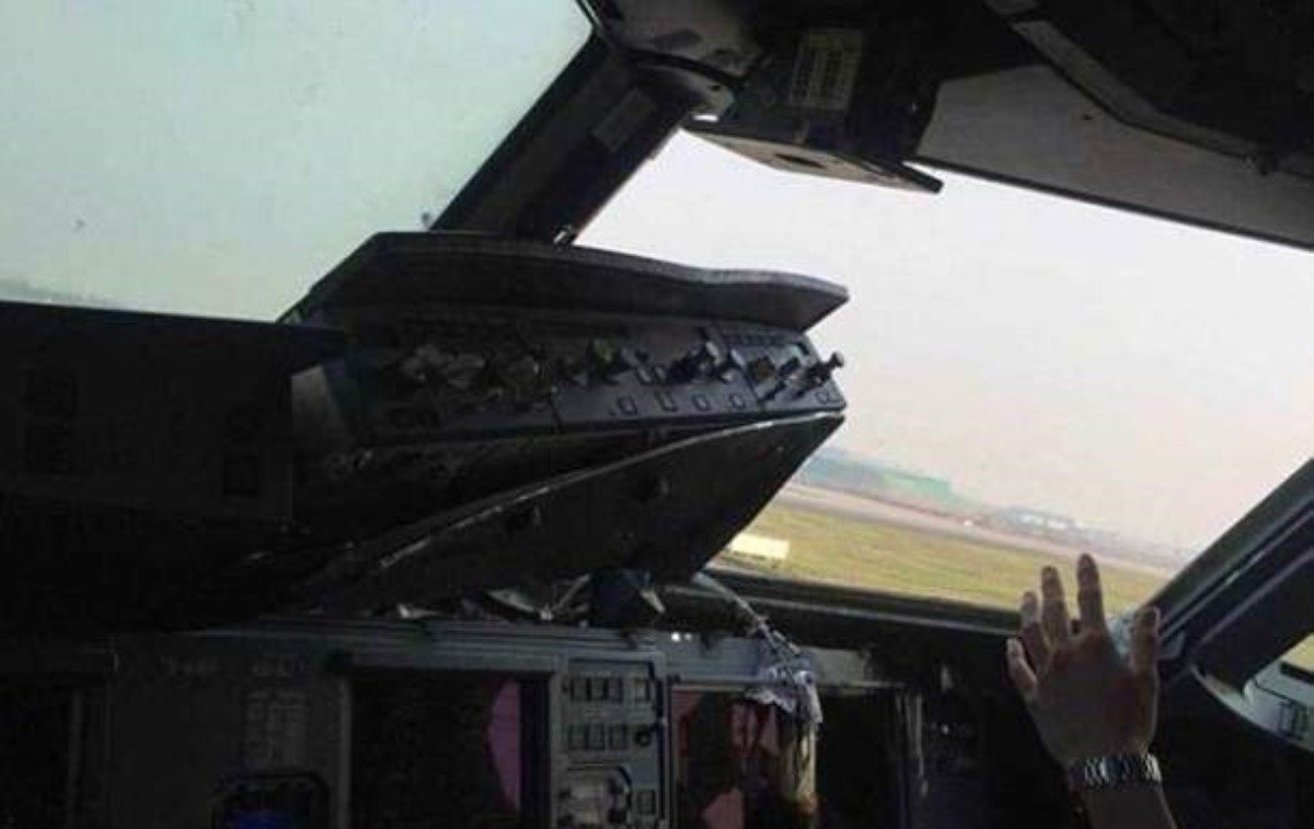 На высоте 9 100 метров в кабине пилотов самолета выпало стекло