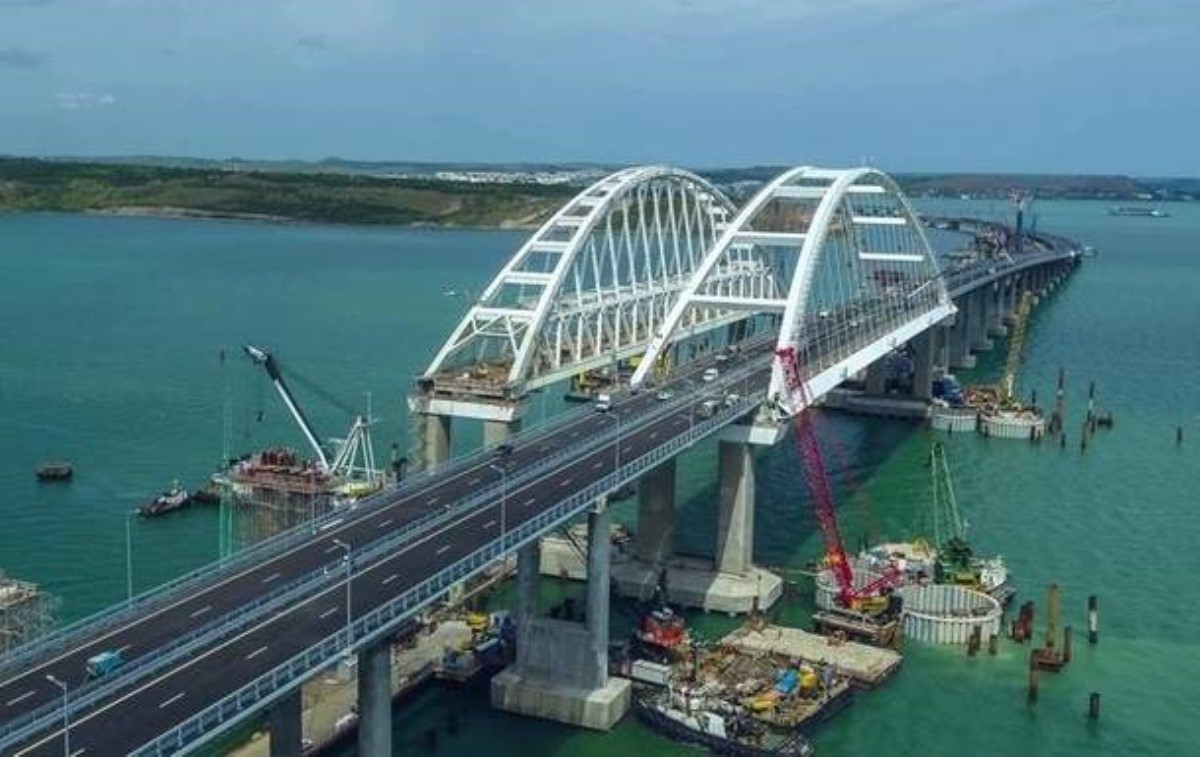 По Крымскому мосту открыли автомобильное движение