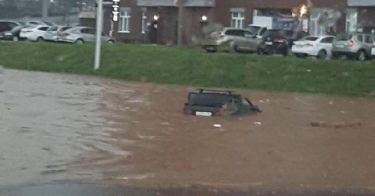 По городу плавали машины: впечатляющие видео потопа в Москве