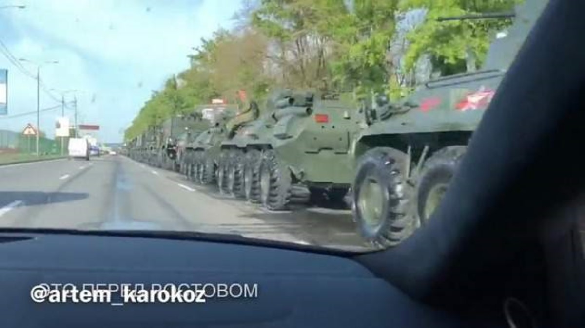 Недалеко от Украины замечена огромная колонна военной техники РФ